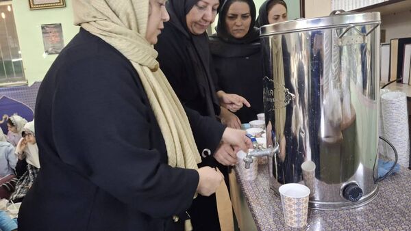 مراسم افطاری در دبستان دخترانه شهید باهنر با حضور دانش‌آموزان و اولیاء