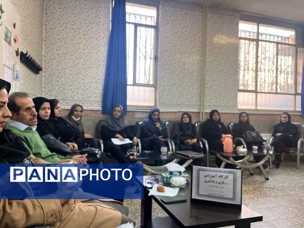 برگزاری کارگاه آموزشی بازی و یادگیری در جمع همکاران دبستان هیات امنایی ملاصدرا 