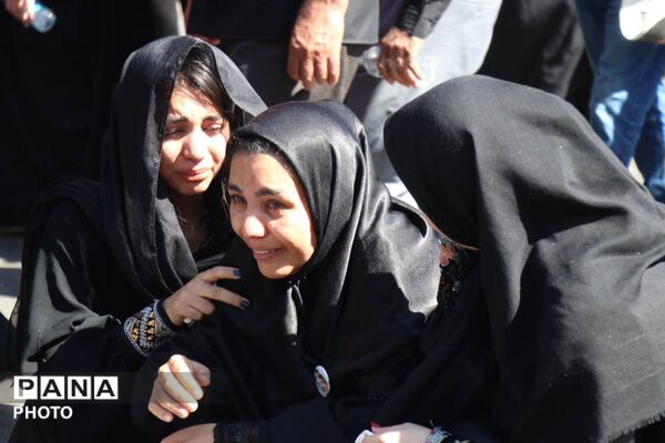 مشهد غرق در غم تشییع رهبر شهید