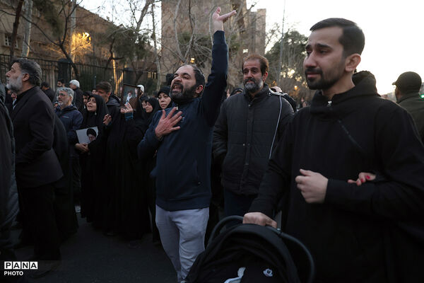 تجمع سوگواران رهبر شهید انقلاب در مقابل دانشگاه تهران