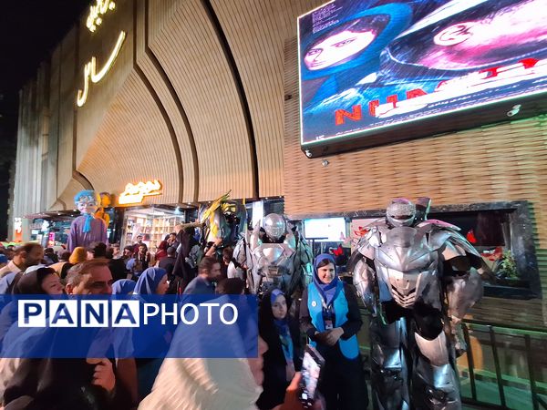 کارناوال عروسکی جشنواره فیلم‌های کودکان و نوجوانان در چهارباغ اصفهان 