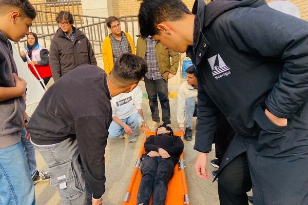 پشت‌صحنه آماده‌سازی مانور زلزله در مدرسه استاد مطهری رباط‌کریم