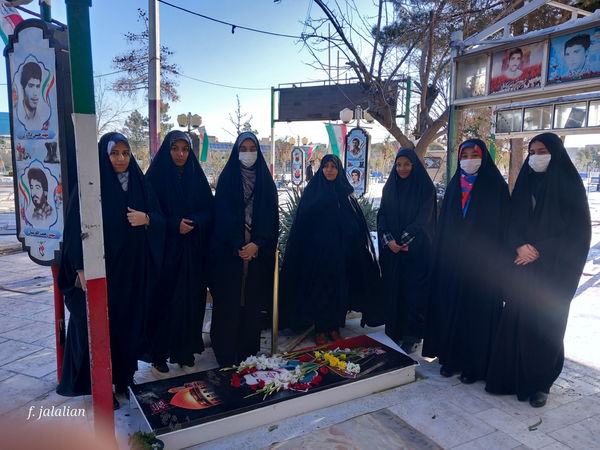 دیدار دختران رای اولی قم با خانواده شهید آقازاده نژاد