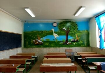 نیمکت‌هایی که منتظر همکلاسی‌ها است