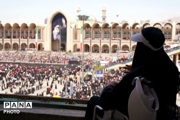 وداع با پیکر مطهر امام شهید در مصلای تهران