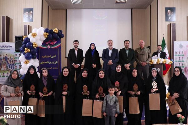 تجلیل از برگزیدگان آموزش ابتدایی در بهارستان یک