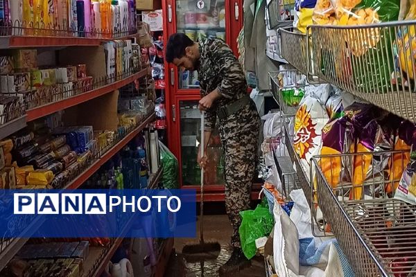 حضور جهادی بسیج و مردم برای کمک به سیل زده مشهد 