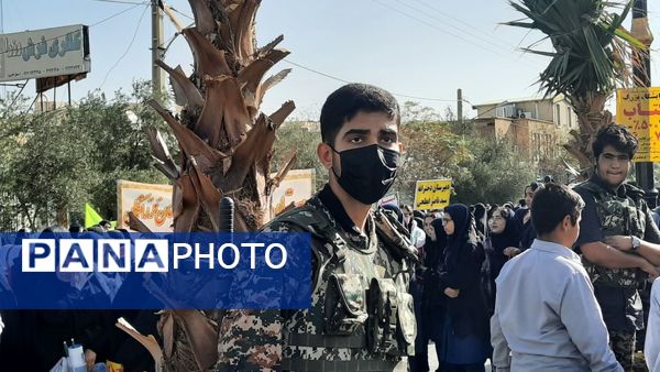 راهپیمایی پرشور دانش آموزان ساوجی در یوم الله ۱۳ آبان