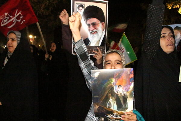 تجمع باشکوه دختران دانش‌آموز یزد