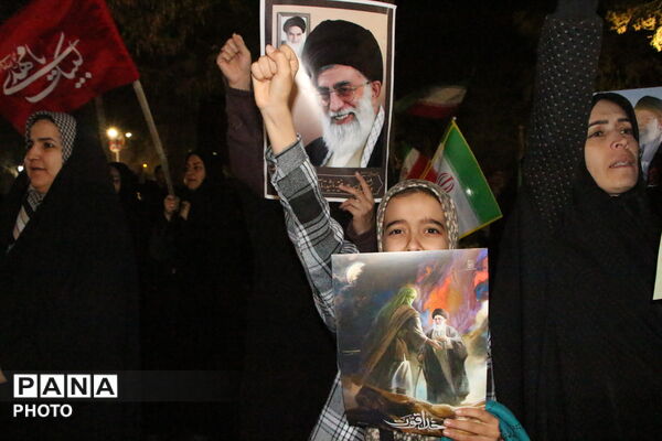 تجمع باشکوه دختران دانش‌آموز یزد