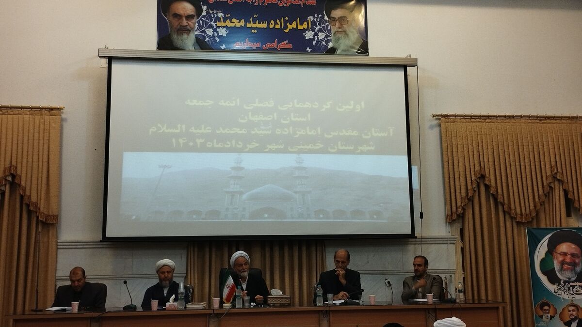 امام جمعه، فرمانده قرارگاه فرهنگی شهر و منطقه است