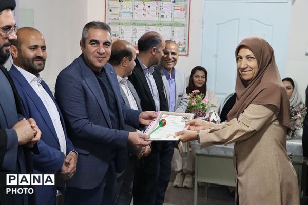 تجلیل مسئولان لاهیجان از معلمان در هفته بزرگداشت مقام معلم
