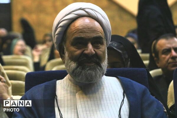 میزبانی میبد از طنزپردازان یزدی در شبی سرشار از لبخند