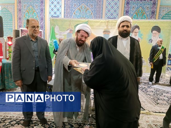 اجتماع بانوان مقاومت و تجلیل از همسران جانبازان در مصلی نماز جمعه شهرستان قدس