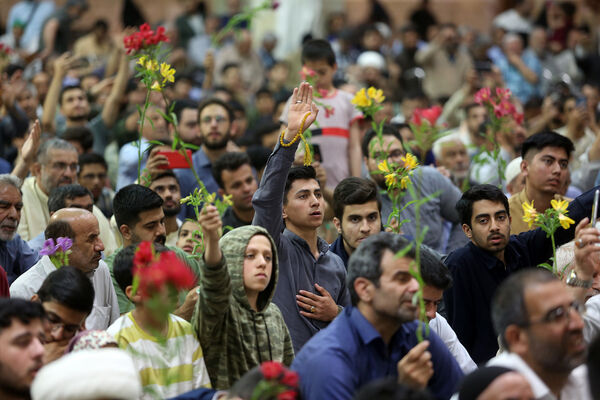 گل آرایی ضریح مطهر حضرت معصومه(س) به مناسبت روز دختر