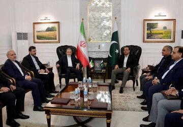 دیدار و گفت‌وگوی وزیر امور خارجه ایران با فرمانده ارتش پاکستان