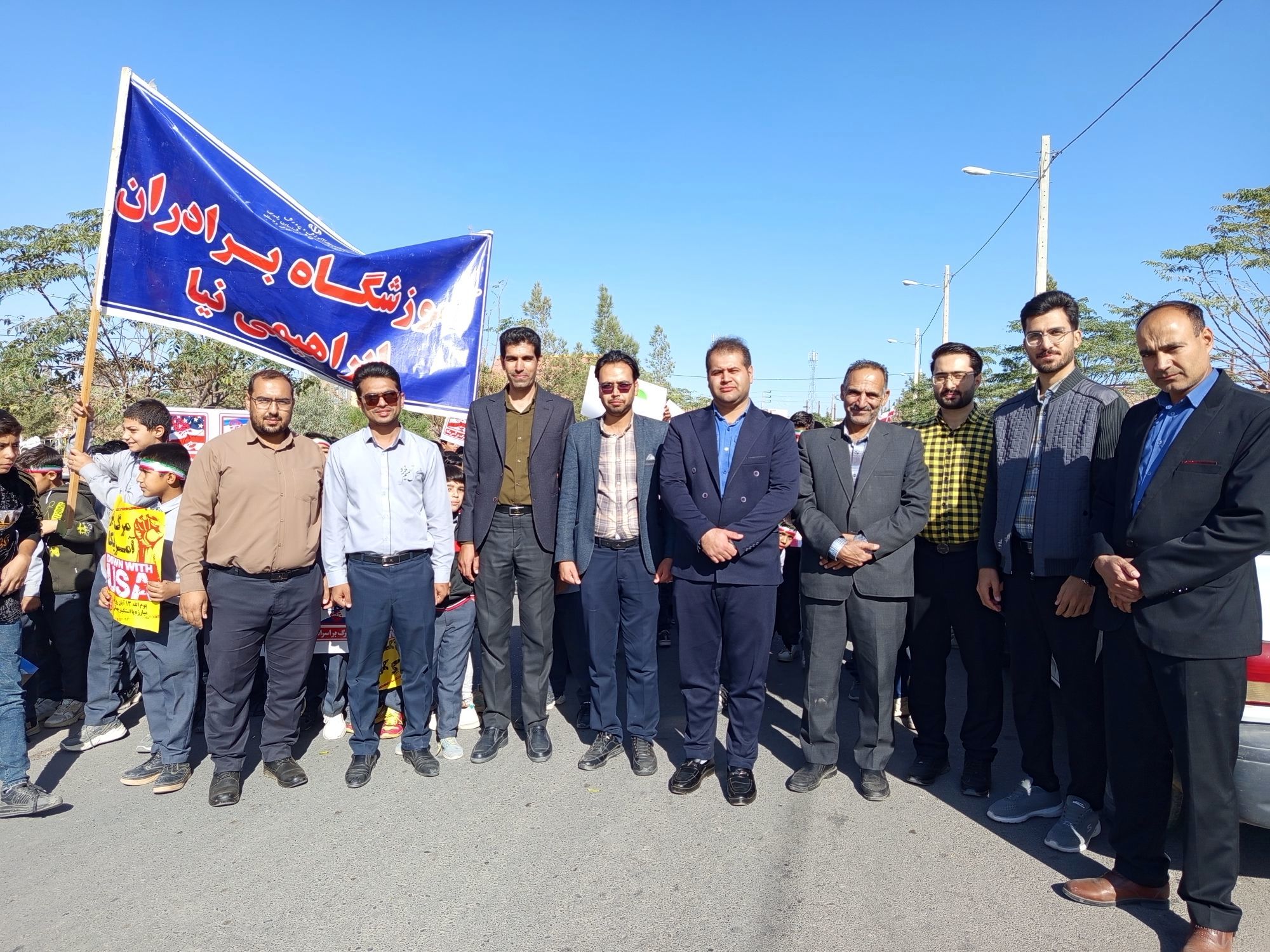 قدم‌های کوچک، ایمان‌های بزرگ؛ حضور باشکوه دانش‌آموزان دبستان برادران ابراهیمی‌نیا در ۱۳ آبان
