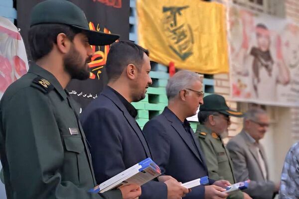 نواختن زنگ هفته بسیج در دبیرستان عرفان