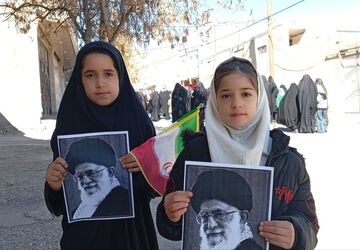 برای شهید وطن کوچک تا بزرگ آمدند