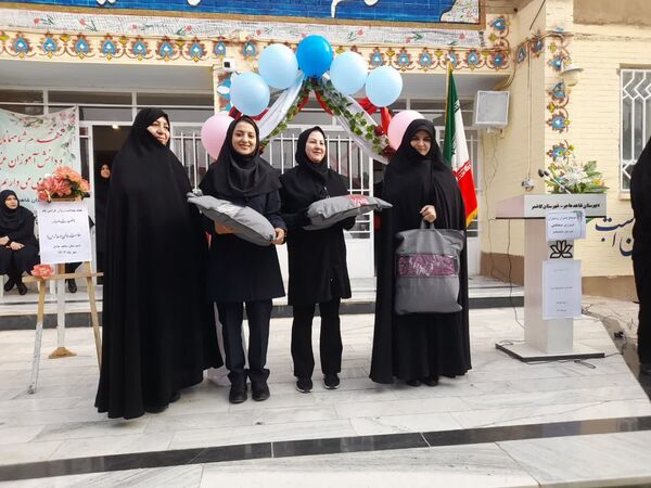اجتماع مادران و دختران در ورزش صبحگاهی دبیرستان شاهد هاجر
