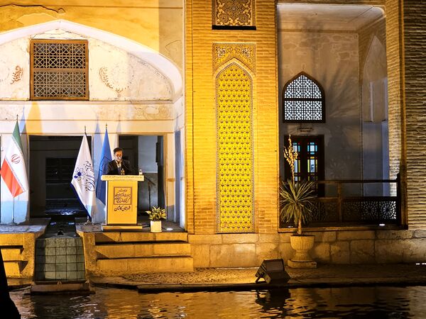 شب حماسه و اندیشه در جهان باغ تاریخی فین کاشان 