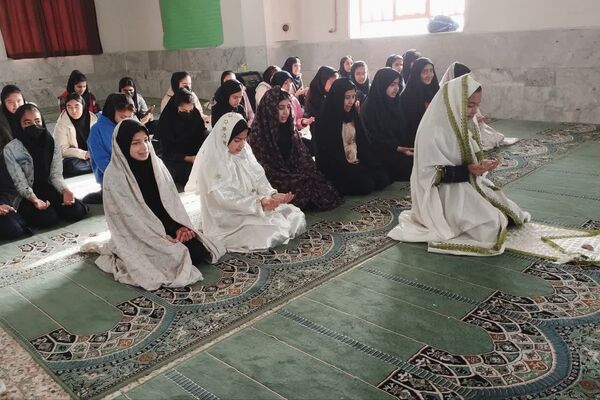  نماز جماعت آموزشگاه آیت الله طالقانی در ماه مبارک رمضان 
