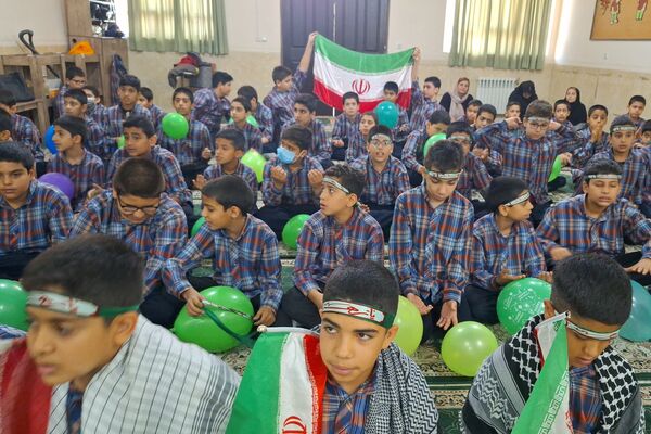 آرزوی فرج و سلامتی صاحب الزمان (عج) با دست‌های کوچک دانش‌آموزان شیرازی