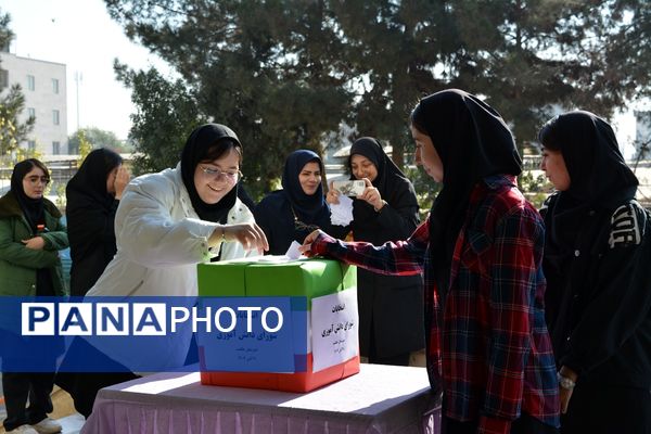 تجربه تمرین دموکراسی دانش‌آموزان مدرسه حکمت در انتخابات شورای دانش‌آموزی