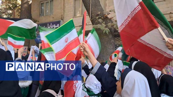 حضور پرشور دانش‌آموزان مدارس شهرستان دماوند، در راهپیمایی یوم‌الله ۱۳ آبان