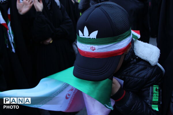  نوجوانان در صف نخست اجتماع مردمی چهلم رهبر شهید