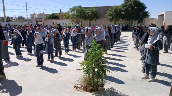 شادی‌ و‌ امید‌ در‌ دبستان‌ شهید‌ دیالمه‌ به‌ مناسبت‌ روز‌ جهانی‌ کودک‌