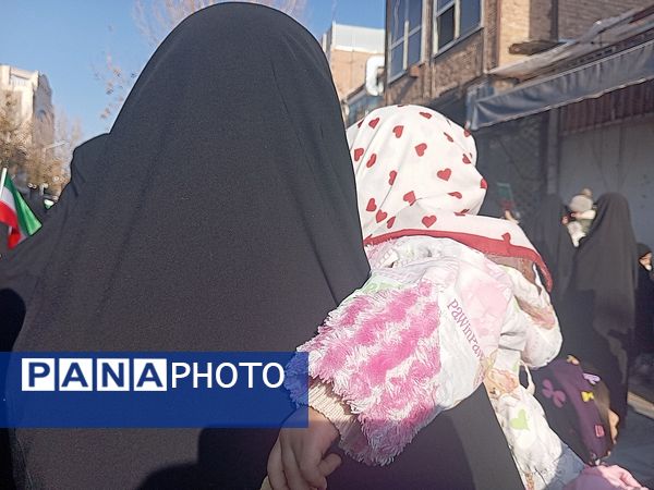 حضور پرشور کودکان در راهپیمایی میثاق با ولایت و محکوم نمودن اغتشاشات گروه های تروریستی در کاشمر