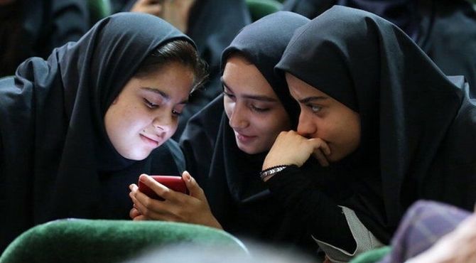 نقش خانواده و مدرسه درباره مدیریت فضای مجازی در طول سال تحصیلی