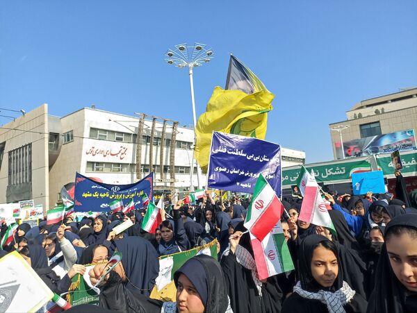 حضور پرشور دانش آموزان مشهد مقدس در راهپیمایی یوم‌الله ۱۳ آبان 