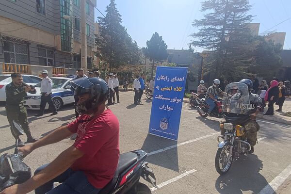 فرهنگ‌سازی با عمل؛ اهدای کلاه ایمنی رایگان در همایش طلایه‌داران ترافیک شهریار