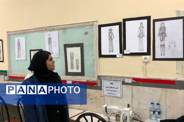 برپایی نمایشگاه آثار هنری دانش‌آموزان به مناسبت دهه فجر 