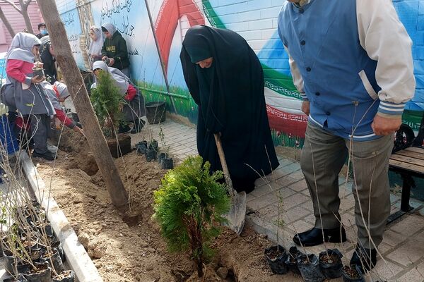 گرامیداشت روز درختکاری در دبستان حکیم نظامی کهریزک 