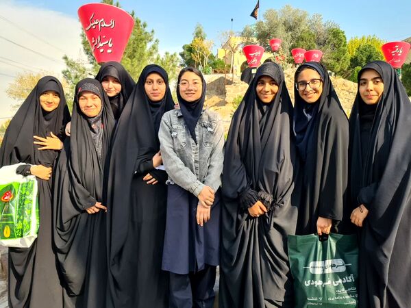 ادای احترام به شهدا توسط دانش‌آموزان دبیرستان فرهنگ ۱۳