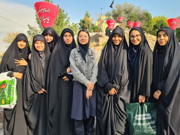 ادای احترام به شهدا توسط دانش‌آموزان دبیرستان فرهنگ ۱۳