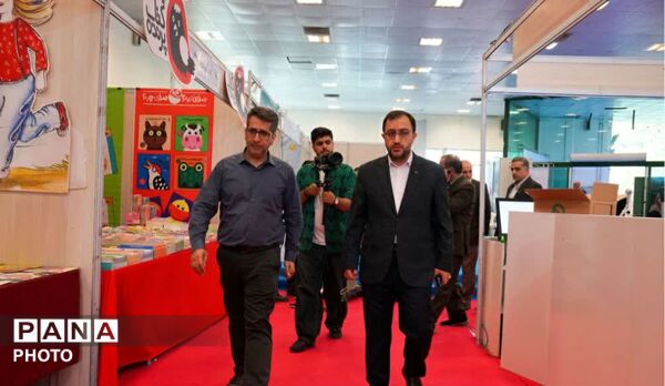 از قصه‌گویی تا رونمایی کتاب؛ نمایشگاهی به یاد کودکان میناب در خیابان حجاب 