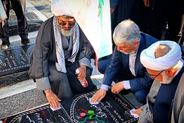 وزیر فرهنگ و ارشاد اسلامی غبار از مزار شهدای امامزاده سید حمزه کاشمر برداشت