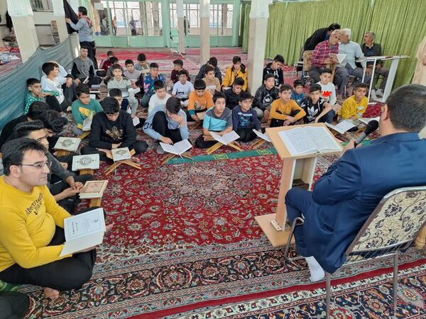 حضور دانش‌آموزان در اعتکاف مسجد امیرالمؤمنین(ع) روستای ایچی