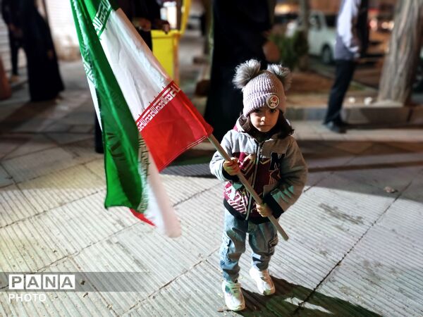 غوغای دانش‌آموزان در استقبال از موکبِ «فرزندانِ سردار سلیمانی»