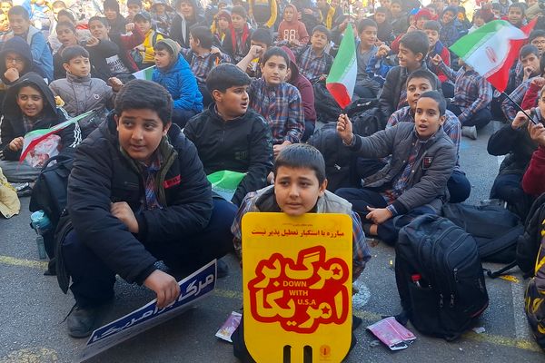 شادی دانش‌آموزان معارف ۶ در جشن پیروزی انقلاب 