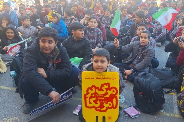 شادی دانش‌آموزان معارف ۶ در جشن پیروزی انقلاب 