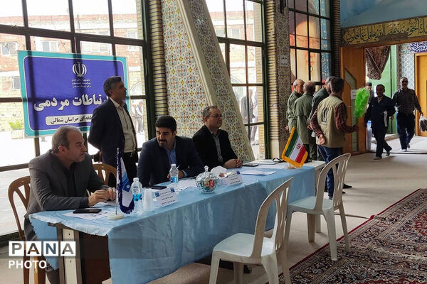  برپایی میز خدمت در حاشیه نماز جمعه بجنورد با حضور مسئولان استانی