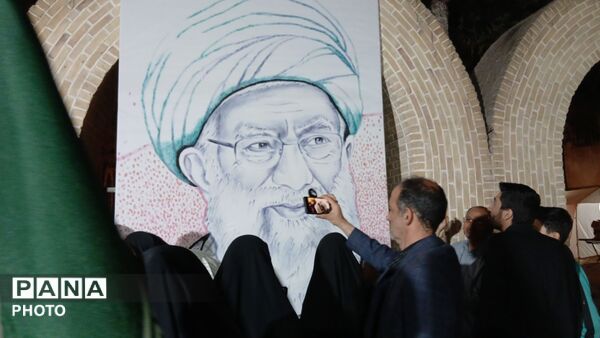 اثر انگشت هایی که قاب رهبر شهید را کامل کردند 