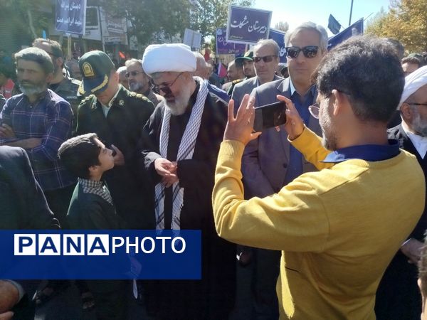 حضور پرشور دانش‌آموز خبرنگاران پانا کاشمر در راهپیمایی ۱۳ آبان
