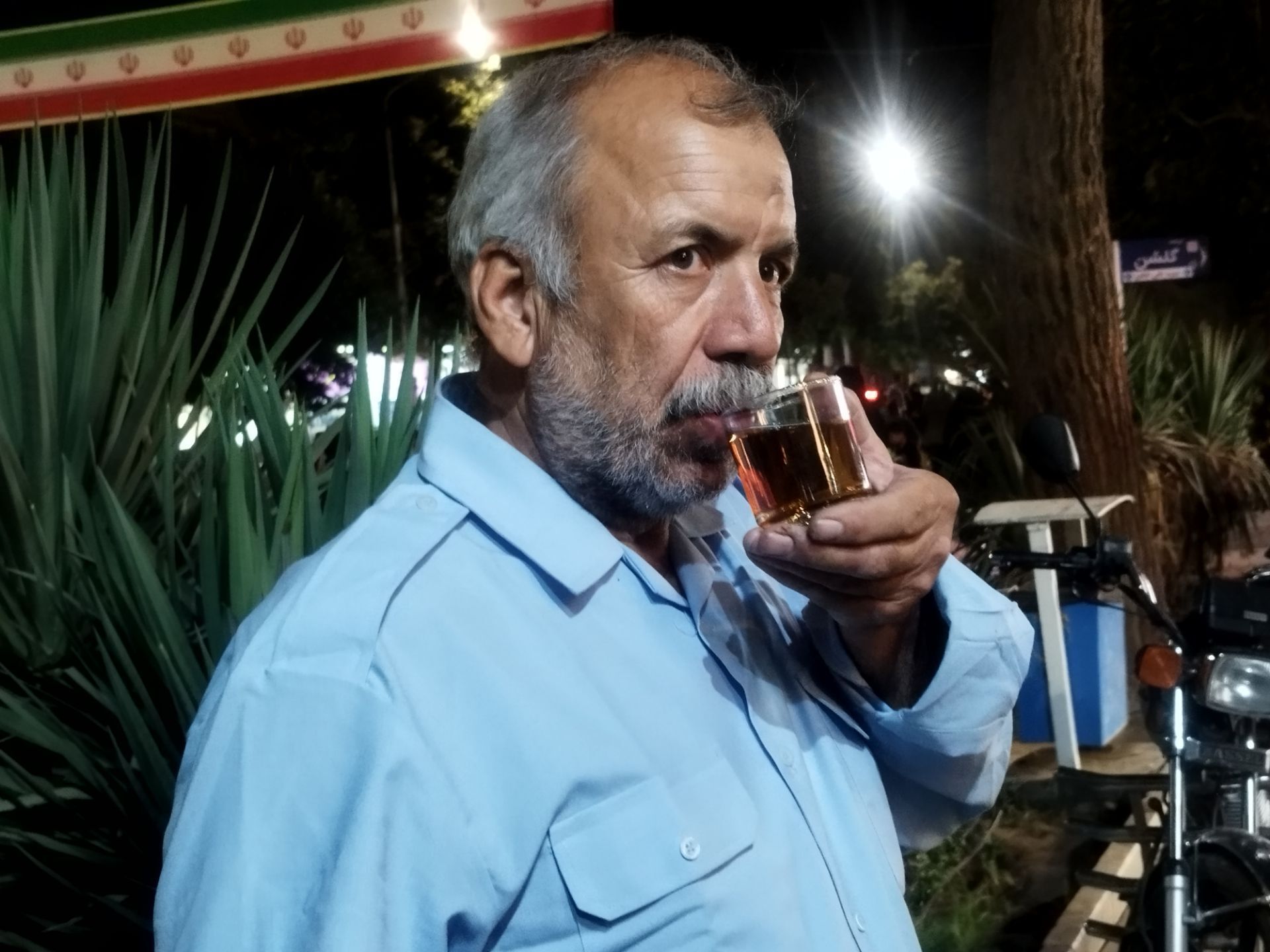 طعم خدمت در چایخانه‌ «گلشن»؛ روایت میزبانی طلاب در صد و هشتاد و سومین شب شهادت