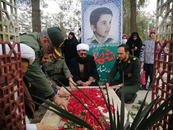 غبارروبی مزار دانش‌آموز شهید «حیدر رضایی» در قم